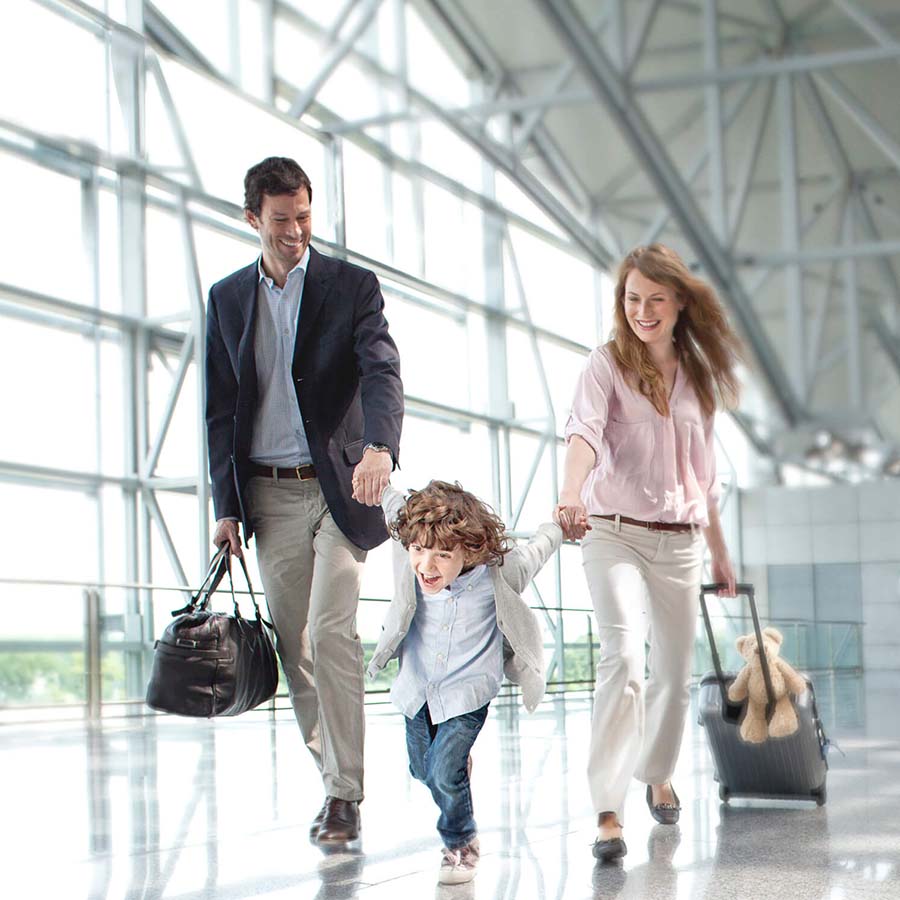 familia sonriendo en un aeropuerto