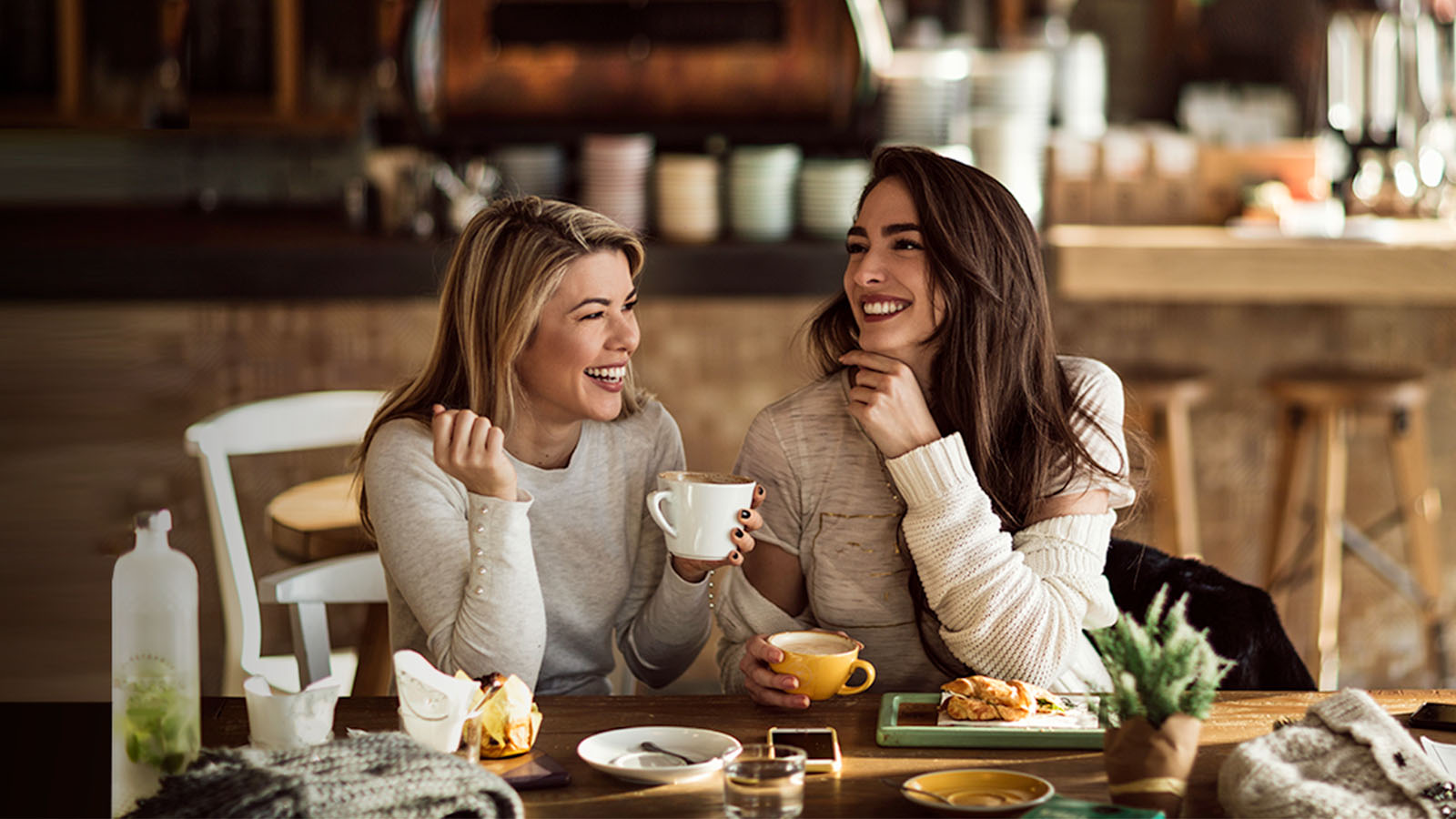 amigas tomando café